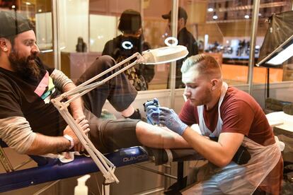 Otro de los grandes reclamos es la Madrid Tattoo Convention, en la que
participarán más de sesenta tatuadores a los que el público puede acudir bajo cita previa.