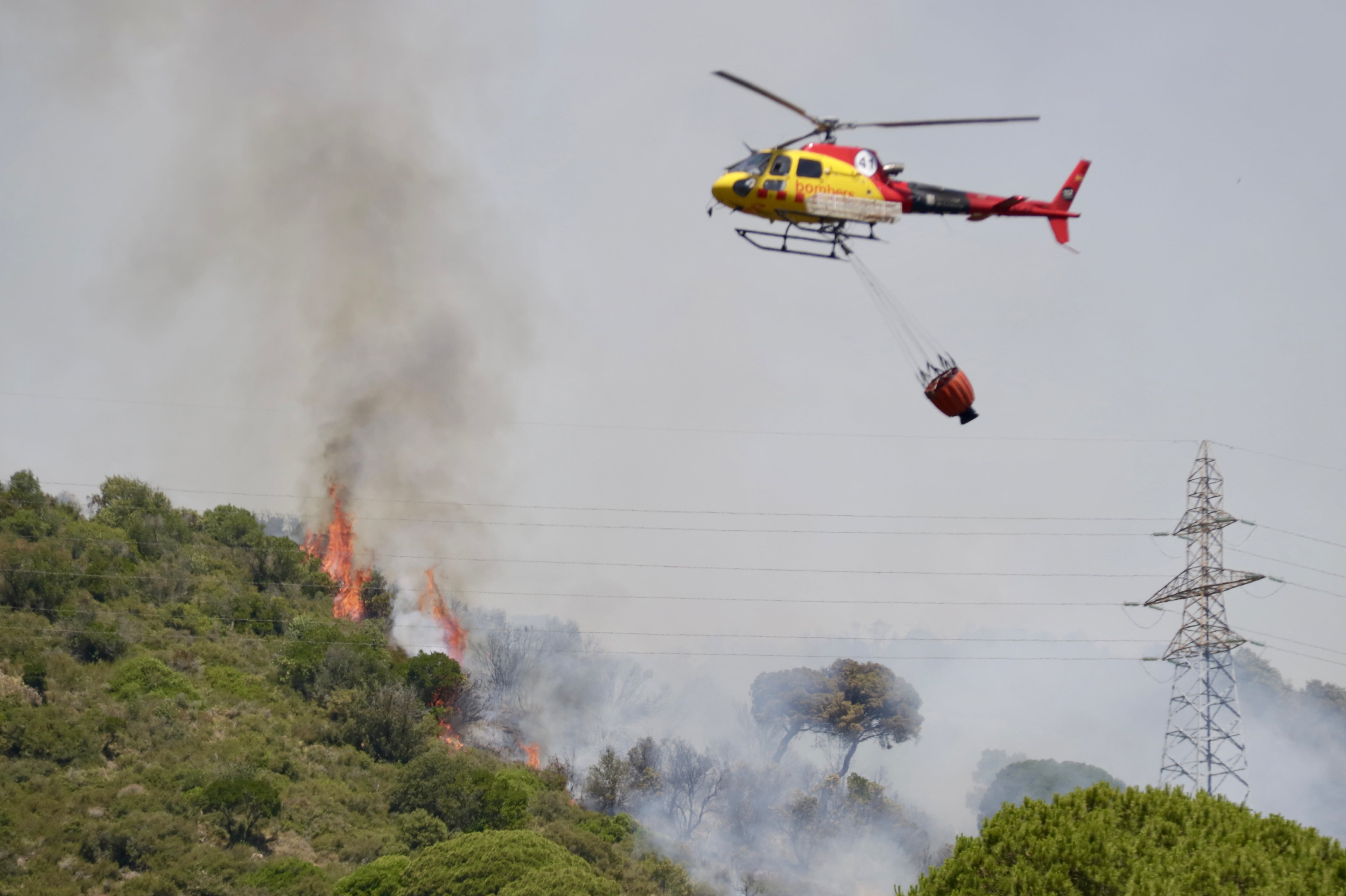 Detenido un sospechoso de provocar un incendio que ha obligado a confinar cuatro municipios del entorno de Barcelona
