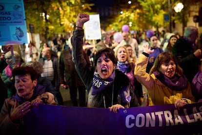 Una mujer grita contra la violencia de género en la manifestación del 25-N por las calles del centro de Granada.