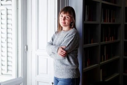 La escritora Azahara Alonso, fotografiada en la sede de editorial Siruela en Madrid a principios de marzo.