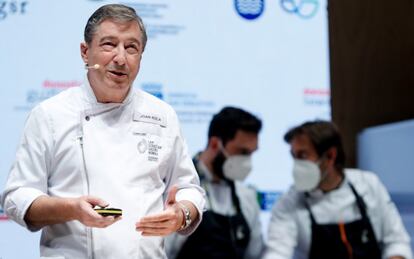 
El cocinero de El Celler de Can Roca, Joan Roca, participó en la última jornada de San Sebastián Gastronomika, en la que rindió homenaje a la cocina francesa, en la que entró en contacto durante una visita a Maison Pic (Valence).