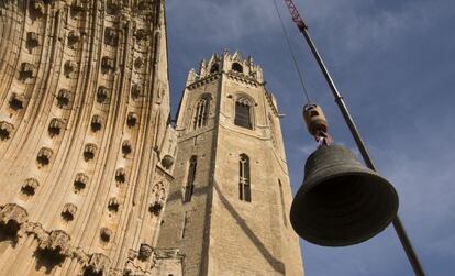 Un momento del descenso de la campana &#039;M&oacute;nica&#039;, ayer en la explanada de la Seu Vella de Lleida.