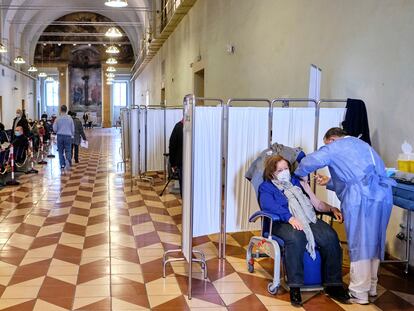 Vacunación en el hospital San Giovanni Addolorata en Roma, este sábado.