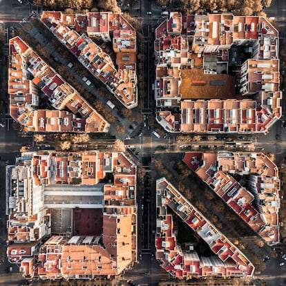 L’Eixample, dissenyat per Ildefons Cerdà a mitjans del segle XIX per la necessitat d'expansió de la ciutat, mostra el seu caràcter i harmonia en ser fotografiat des de les altures. Encara que el lloc triat per fotografiar-ho per Mogyorósy és precisament unes illes de cases que es veuen tallades en diagonal per l'avinguda Gaudí de Barcelona.