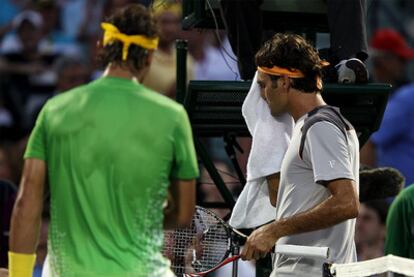 Federer descansa en un momento de su partido contra Nadal., encuentro tras el que ha quedado eliminado del Masters 1000 de Miami.
