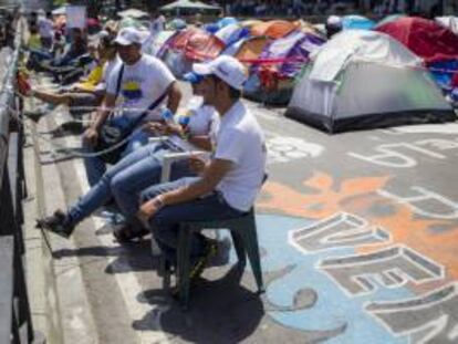 Un grupo de manifestantes opositores al Gobierno de Nicolás Maduro, se encadena durante una manifestación frente a las oficinas del Programa de las Naciones Unidas para el Desarrollo (PNUD) en Caracas (Venezuela).