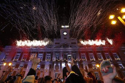 El reloj de la Puerta del Sol da la bienvenida al nuevo año en una celebración que concentró a miles de personas en la popular plaza madrileña que este año y por primera vez se acompaña con un espectáculo de fuegos artificiales, serpentinas y confeti con los colores de la Comunidad de Madrid.