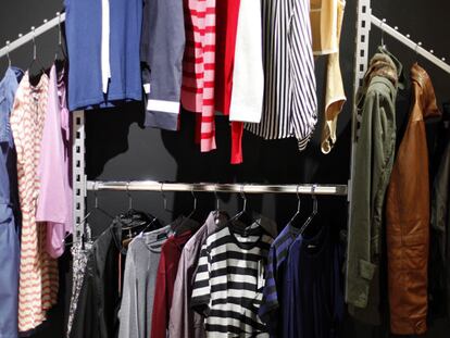 Ropa nórdica en la tienda Gük abierta por los hermanos Montse y Ángel Sánchez.