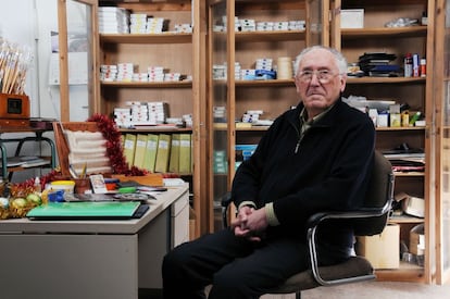 Luis Iriondo, de 90 años, superviviente de Gernika en su taller de pintura en 2010. Foto cedida por la Asociación de Investigación por la Paz (Gernika Gogoratuz).