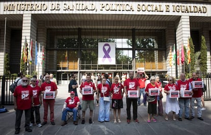 Afectados por el virus de la hepatitis C, ante la sede del Ministerio de Sanidad.