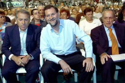 Xosé Cuiñz, a la izquierda, y Manuel Fraga flanquean a Mariano Rajoy en el mitin celebrado por el PP en Laín.