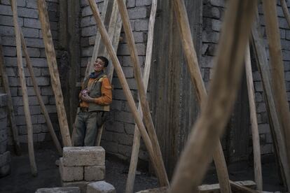 Un joven iraquí sonríe durante un descanso, es uno de los trabajadores que intenta reconstruir algunas tiendas de la Ciudad Vieja de Mosul. Naciones Unidas calcula que unas 40.000 casas necesitan ser reconstruidas en Mosul, lo que supone un enorme camino de reconstrucción de las ciudades destruidas por el Estado Islámico.