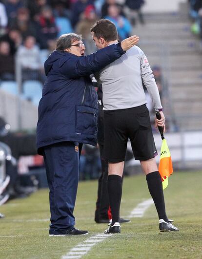 Martino protesta a un linier.