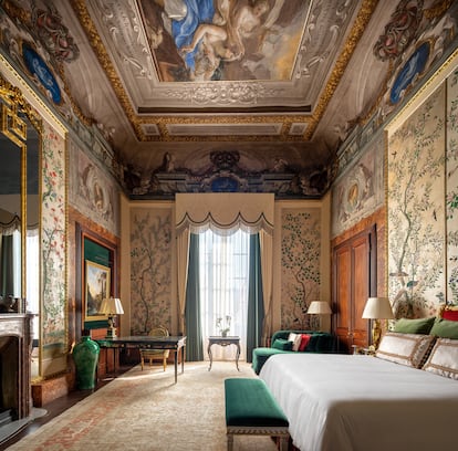 Four Seasons Firenze. Este alojamiento en Florencia alberga los jardines más grandes de la capital de la Toscana italiana. Se trata de un antiguo palacio de los Médici habitado desde el siglo XV, en el que se encuentran el Palazzo della Gherardesca y un antiguo convento dotado de su propia recepción y servicio de mayordo. Lo que más destaca de la estancia es su refinado 'spa', con 10 elegantes salas para todas las edades. Debido a su discreta ubicación en una de las avenidas que rodean el casco histórico de la ciudad, ofrece un servicio de transporte gratuito y bicicletas para uso de los huéspedes. 