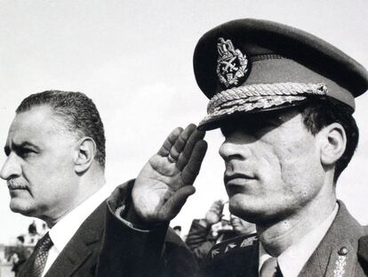 Gadafi (derecha), junto al entonces presidente de Egipto, Gamal Abdel Nasser, durante una acto militar en Suez en 1969.
