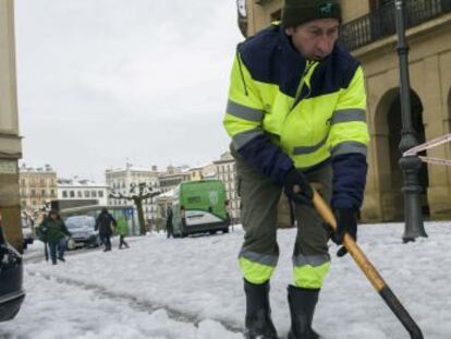 Un operari de l'Ajuntament de Pamplona retira la neu de la vorera.