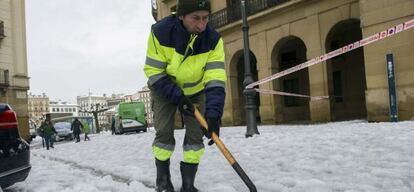 Un operari de l'Ajuntament de Pamplona retira la neu de la vorera.