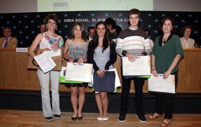 Los tres alumnos premiados franqueados por dos profesoras de la ikastola vizcaína Lauro.