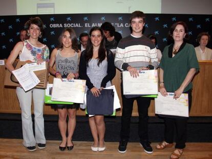 Los tres alumnos premiados franqueados por dos profesoras de la ikastola vizcaína Lauro.