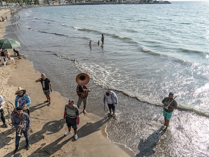 Un grupo de músicos de banda tocan en la playa en Mazatlán, Sinaloa en una imagen de archivo.