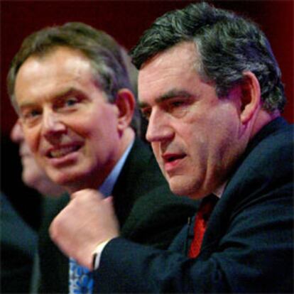 Gordon Brown, en primer término, junto a Blair.