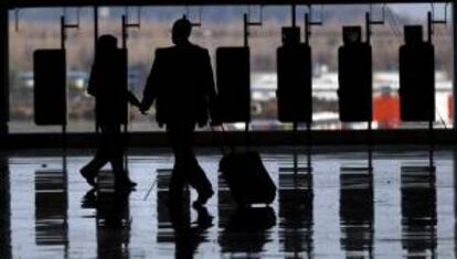 El aeropuerto de Barajas registró 3.490.462 viajeros el pasado mes de octubre, lo que supone un descenso del 9,8 % respecto al mismo mes de 2012. EFE/Archivo