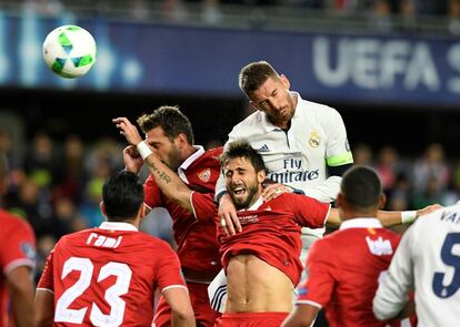 Sergio Ramos y el defensa del Sevilla Nicolás Pareja compiten por el balón.
