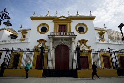 Fachada principal de la Real Maestranza de Sevilla.