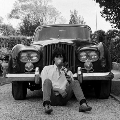 Keith Richard en su casa con su flamante Bentley. 1966. © Gered Mankowitz