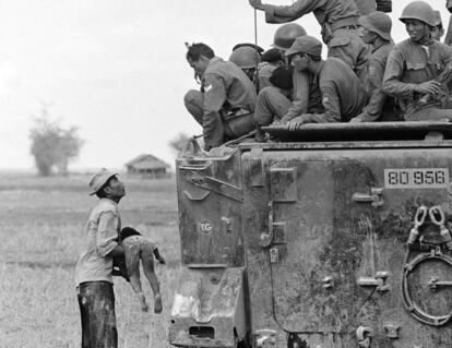 Un padre sostiene el cuerpo de su hijo ante la mirada de miembros del ejercito de Vietnam del sur,  cerca de la frontera camboyana en Vietnam (19-03-1964).