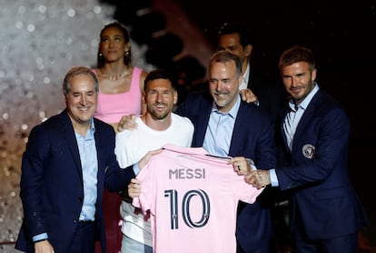 El nuevo fichaje del Inter Miami, Lionel Messi, posa con una camiseta del club con los propietarios Jorge Mas, Jose R. Mas y David Beckham durante la inauguración.