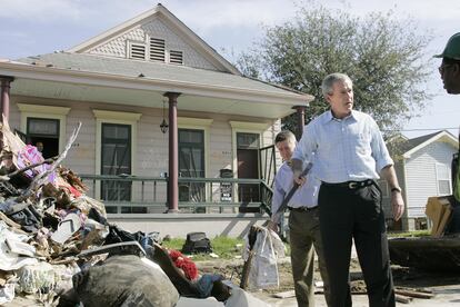 El expresidente George W. Bush acompañado por Gil Jamieson de FEMA recorren el Lower Ninth Ward en Nueva Orleans tras el paso del huracán Katrina, en marzo de 2006.