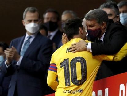 Messi y Laporta se abrazan en el palco antes de que Felipe VI entregue la Copa al capitán del Barça.