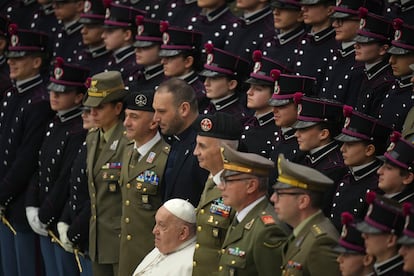El papa Francisco posa con miembros de las fuerzas armadas y cadetes, al final de su audiencia general semanal en el Aula Pablo VI, en el Vaticano, el miércoles 12 de febrero de 2025.