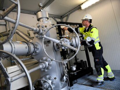 Un trabajador en el depósito de gas de la compañía Uniper, en la localidad bávara de Kraiburg am Inn, en Alemania.