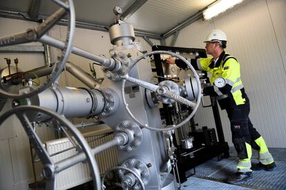 Un trabajador en el depósito de gas de la compañía Uniper, en la localidad bávara de Kraiburg am Inn, en Alemania.