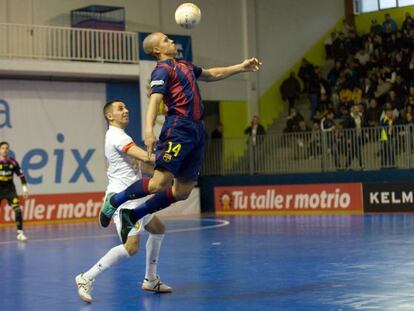 Ferrao controla la pelota en un momento del partido contra el Marfil.