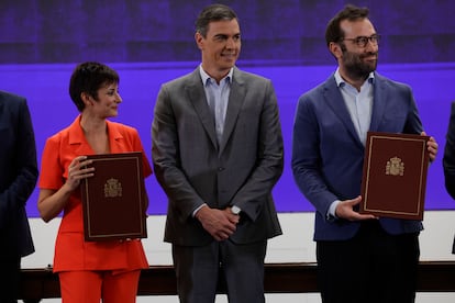 El presidente del Gobierno, Pedro Sánchez, acompañado de la ministra de Vivienda y Agenda Urbana, Isabel Rodríguez, y el ministro de Economía, Comercio y Empresa, Carlos Cuerpo, durante la firma de convenios entre ambos ministerios y el Instituto de Crédito Oficial (ICO), este lunes en Madrid.