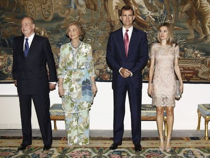 Los Reyes y los pr&iacute;ncipes de Asturias al comienzo de la tradicional cena que ofrecen a las autoridades de Baleares con motivo de su estancia veraniega en Palma, en el Palacio de la Almudaina. 