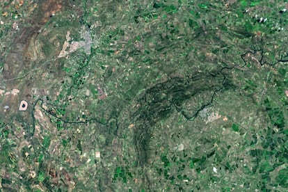 Este gigantesco cráter situado a 125 kilómetros al sudoeste de Johannesburgo es el segundo más antiguo de la Tierra, pues el impacto del asteroide que lo causó sucedió hace unos 2.000 millones de años. En su origen tuvo un diámetro de casi 300 kilómetros, aunque la erosión lo ha reducido notablemente hasta los 70 en la actualidad. Aun así, es el de mayor tamaño entre los localizados. Los visitantes pueden practicar actividades en el cráter como rápel en las paredes de roca, senderismo o navegar por el cercano río Vaal. Aunque es plausible visitar el cráter en una excursión de una jornada desde Johannesburgo, en el pueblo de Vredefort hay un hotel y en el cercano de Parys más de una veintena de todo rango de precios. El cráter está en la lista del patrimonio mundial de la Unesco desde el año 2005.