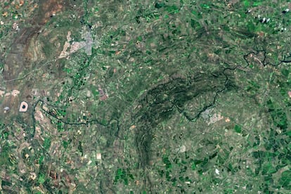 Este  gigantesco cráter  situado a 125 kilómetros al sudoeste de Johannesburgo es el segundo más antiguo de la Tierra, pues el impacto del asteroide que lo causó sucedió hace unos 2.000 millones de años. En su origen tuvo un diámetro de casi 300 kilómetros, aunque la erosión lo ha reducido notablemente hasta los 70 en la actualidad. Aun así, es el de mayor tamaño entre los localizados. Los visitantes pueden practicar actividades en el cráter como rápel en las paredes de roca, senderismo o navegar por el cercano río Vaal. Aunque es plausible visitar el cráter en una excursión de una jornada desde Johannesburgo, en el pueblo de Vredefort hay un hotel y en el cercano de Parys más de una veintena de todo rango de precios. El cráter está en la lista del patrimonio mundial de la Unesco desde el año 2005.