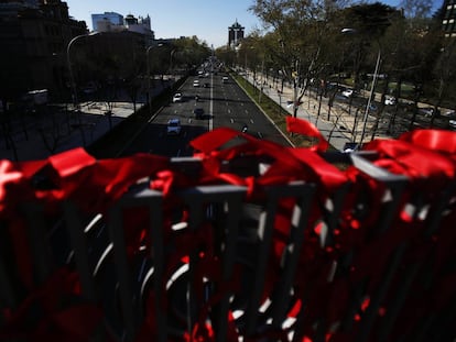 Un puente rojo para que el VIH no caiga en el olvido