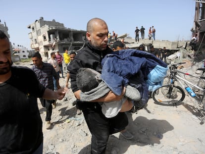 Un grupo de civiles rescataba a heridos tras un ataque israelí contra el campo de refugiados de Al Maghazi, en Deir al Balah, este domingo en la franja de Gaza.