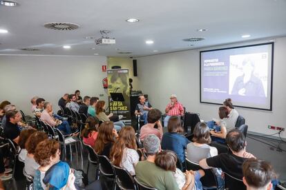 Acto de homenaje a la periodista Mària Sànchez, este jueves, en la biblioteca de la Zona Nord, que ya llevará su nombre./ AYUNTAMIENTO DE BARCELONA. EVA GUILLAMET