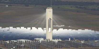 Vista a&eacute;rea de la planta solar de Abengoa en Sanl&uacute;car la Mayor ( Sevilla).