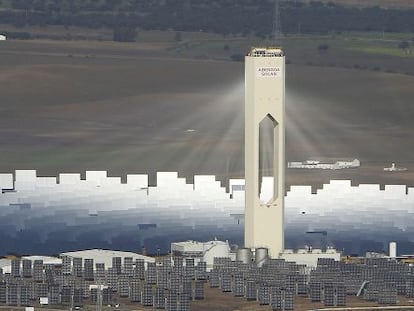 Vista a&eacute;rea de la planta solar de Abengoa en Sanl&uacute;car la Mayor ( Sevilla).