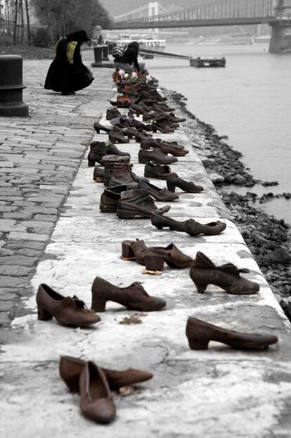 El Danubio fue un triste testigo de la barbarie de la II Guerra Mundial, cuando mujeres, niños y hombres eran arrojados descalzos a sus aguas, tras ser tiroteados. "Los zapatos en el Paseo del Danubio". de Gyula Pauer y Can Togay, es un monumento creado para rendir homenaje al pueblo judío, víctima principal de la II Guerra Mundial.