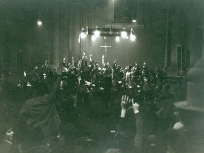 Assemblea de treballadors de la construcció en una església de Barcelona durant la vaga del sector del 1976.
