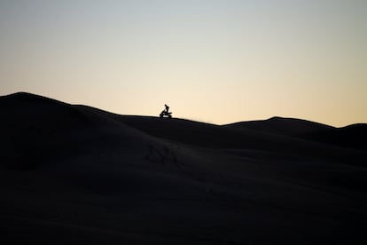 Un joven conduce un vehículo todo terreno cerca de la frontera mexicana sobre dunas de arena en California (EE.UU).
