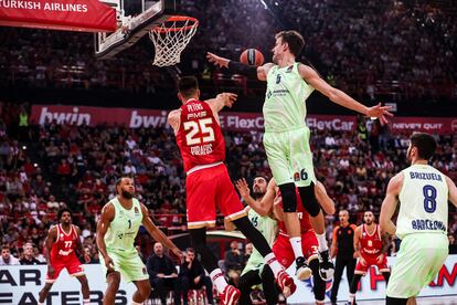 Alec Peters en acción contra Barcelona' durante el partido de la Euroliga 7 entre el Olympiacos Piraeus y el FC Barcelona, en el estadio SPF, en Faliro , Ática, Grecia,